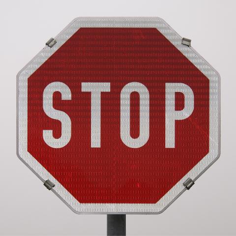 Ein Foto auf dem ein Stop-Schild zu sehen ist.