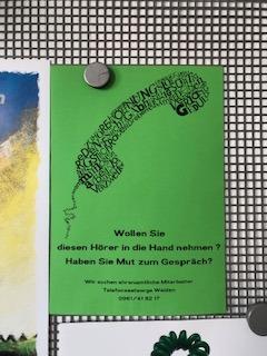 Das Plakat einen Telefonhörer aus Wörtern gesetzt. Darunter steht: „Wollen Sie diesen Hörer in die HAnd nehmen? Haben Sie Mut zum Gespräch? Wir suchen ehrenamtliche Mitarbieter. Telefonseelsorge Weiden 0961/406017“