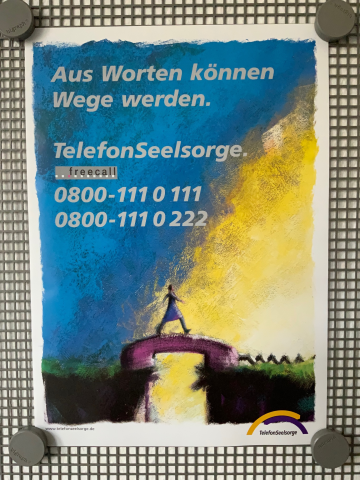 Plakat zeig einen Telefonhörer, der als Brück über eine Schlucht führt. Als Claim ist darauf geschrieben: „Aus Worten können Wege werden.“ Die Telefonnummern der Telefonseelsorge sind: 0800 111 00 111 und 0800 111 0 222